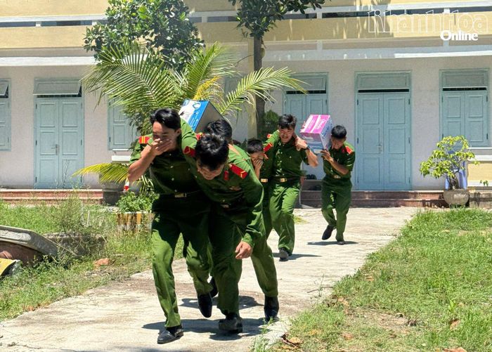 Lực lượng chữa cháy cơ sở tiến hành sơ tán người, khẩn trương cứu tài sản.