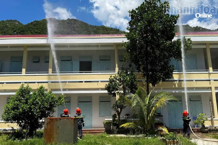 Lực lượng chữa cháy chuyên nghiệp tham gia chữa cháy tại hiện trường trong tình huống giả định.