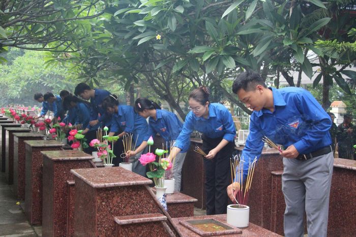 Lãnh đạo Bộ Chỉ huy Quân sự tỉnh, xã Lê Lợi cùng nhân dân thắp hương tại các phần mộ.