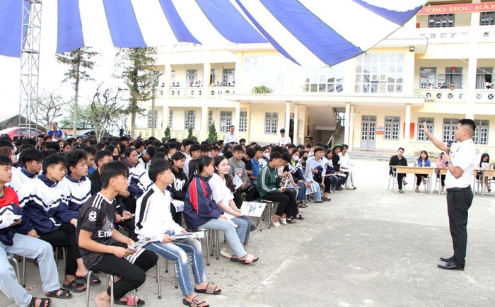 Công ty Cổ phần Đầu tư và Phát triển Nhân lực Sonix tư vấn các chương trình xuất khẩu lao động tới học sinh, người lao động xã Dào San.