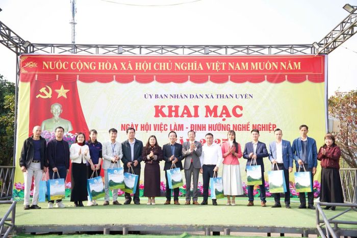 Ngày hội việc làm, định hướng nghề nghiệp tại xã Than Uyên.