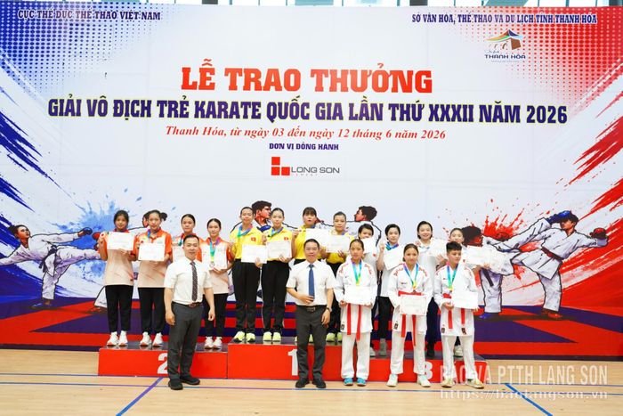 Các VĐV Lạng Sơn (bục 2) nhận huy chương bạc nội dung Kata đồng đội nữ nhóm tuổi 14 - 15