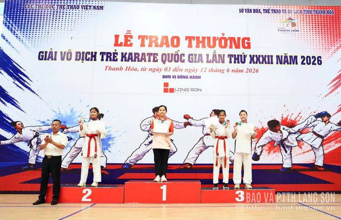VĐV Nguyễn Khánh Hiền (bục 1) nhận huy chương vàng nội dung Kumite cá nhân nữ, nhóm tuổi 12 - 13, hạng cân trên 56 kg
