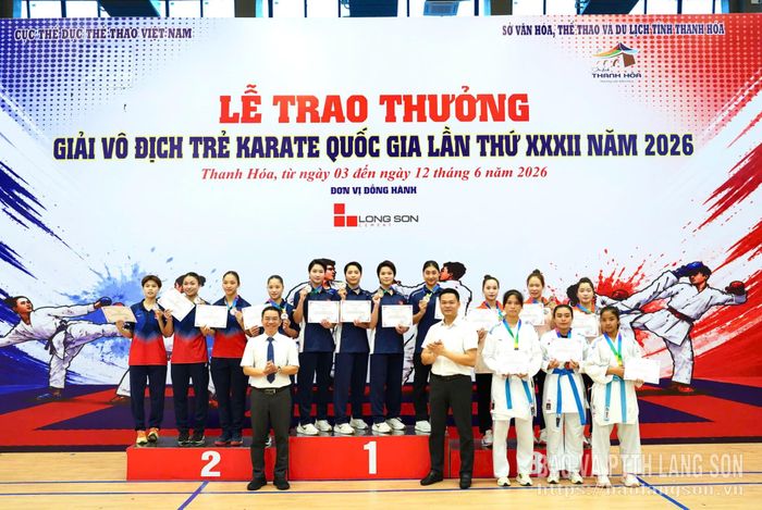 Các VĐV Lạng Sơn (bục 3) nhận huy chương đồng nội dung Kata đồng đội nữ lứa tuổi 18 - 22