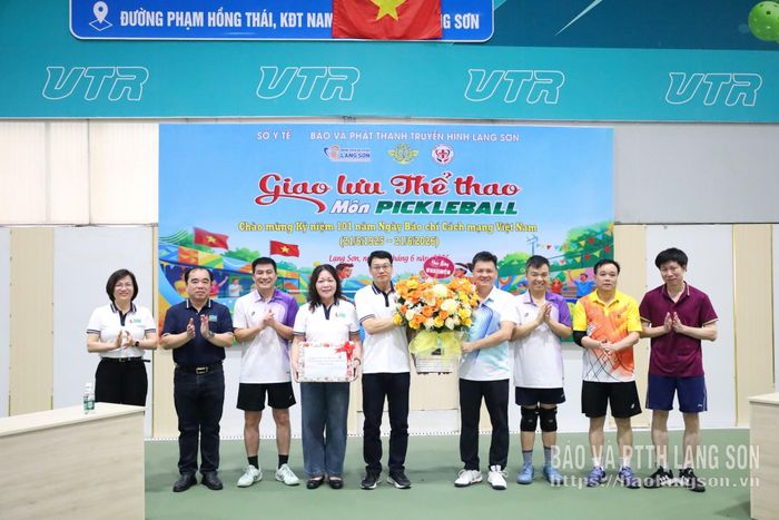 Lãnh đạo Sở Y tế tặng hoa chúc mừng Báo và Phát thanh, Truyền hình Lạng Sơn nhân kỷ niệm 101 năm Ngày Báo chí cách mạng Việt Nam 
