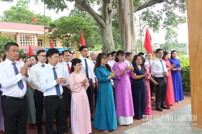 Các đại biểu dâng hương, dâng hoa tại di tích lịch sử đình Háng Pài