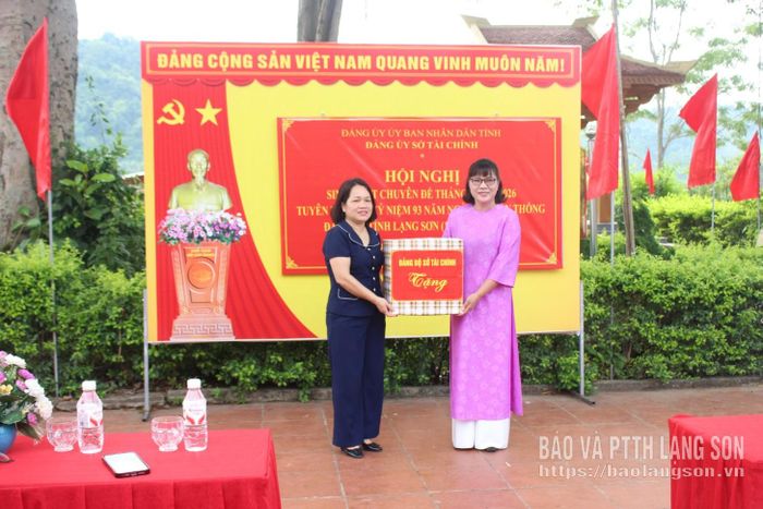 Lãnh đạo Đảng ủy Sở Tài chính tặng quà Đảng ủy xã Đồng Đăng