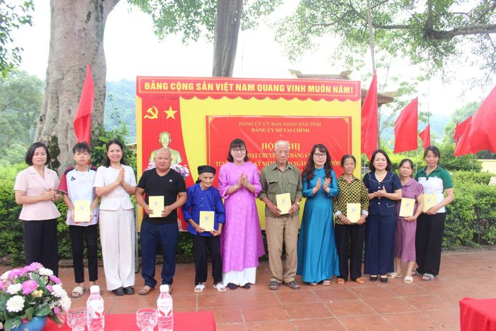 Lãnh đạo Đảng ủy Sở Tài chính, xã Đồng Đăng tặng quà gia đình chính sách, người có công, hộ nghèo, có hoàn cảnh khó khăn trên địa bàn xã
