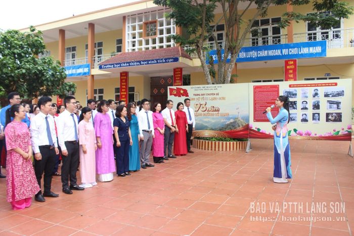 Các đại biểu tham quan, nghe giới thiệu về triển lãm chuyên đề “Đảng bộ tỉnh Lạng Sơn – 93 năm một chặng đường vẻ vang”