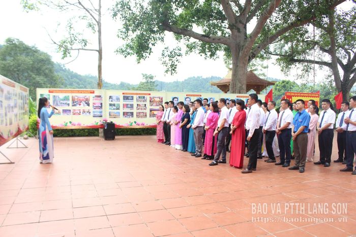 Thuyết minh viên của Bảo tàng tỉnh giới thiệu nội dung triển lãm đến cán bộ, đảng viên, quần chúng thuộc Đảng bộ Sở Tài chính