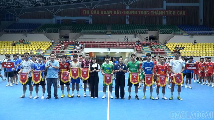 Ban tổ chức trao cờ lưu niệm cho các đội tham gia giải.