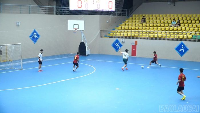 Câu lạc bộ FC B3 và Câu lạc bộ FC Nha Khoa Tùng Anh cống hiến nhiều pha bóng hấp dẫn trong trận đấu sau lễ khai mạc.