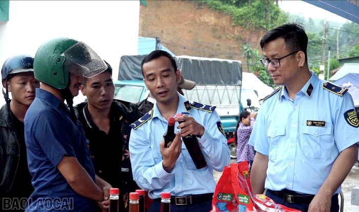 Lực lượng chức năng hướng dẫn người dân nhận biết hàng thật, hàng giả.