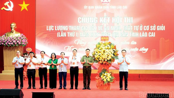 Đồng chí Giàng Quốc Hưng - Phó Chủ tịch UBND tỉnh tặng hoa, chúc mừng hội thi.