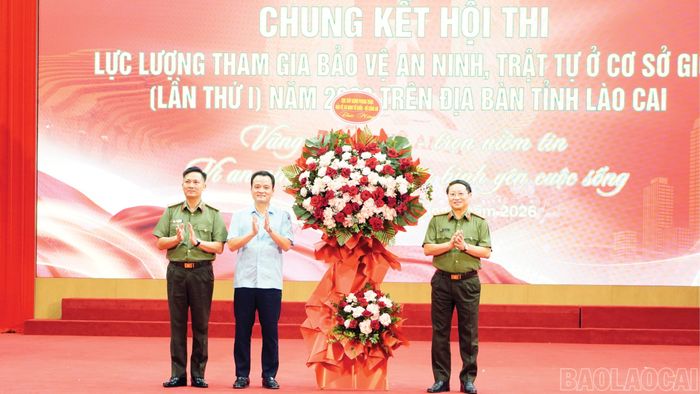 Đại tá Nguyễn Thanh Bình - Phó Cục trưởng Cục Xây dựng phong trào bảo vệ ANTQ, Phó Trưởng Ban Thường trực Ban Tổ chức Hội thi Lực lượng tham gia bảo vệ ANTT ở cơ sở giỏi toàn quốc tặng hoa chúc mừng hội thi.