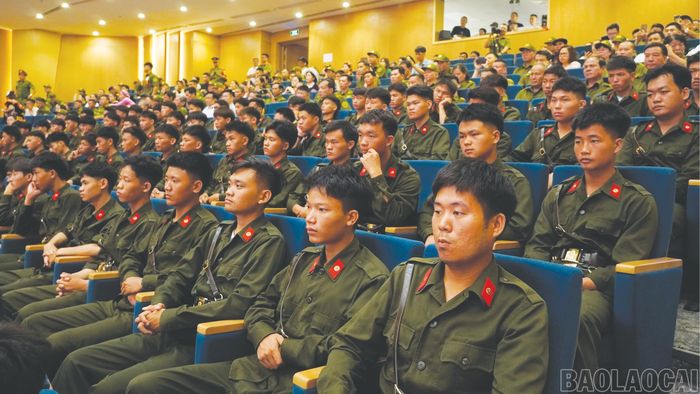 Các đội thi và cổ động viên đến cổ vũ.
