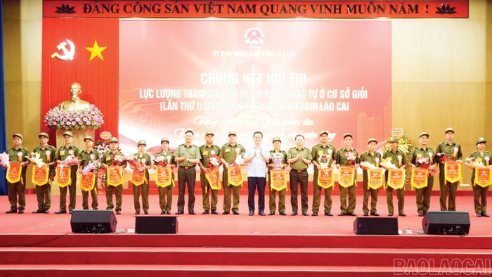Các đồng chí lãnh đạo tặng hoa, cờ lưu niệm cho 17 đội tham gia hội thi.