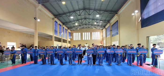 Các đoàn vận động viên tham gia giải đấu.