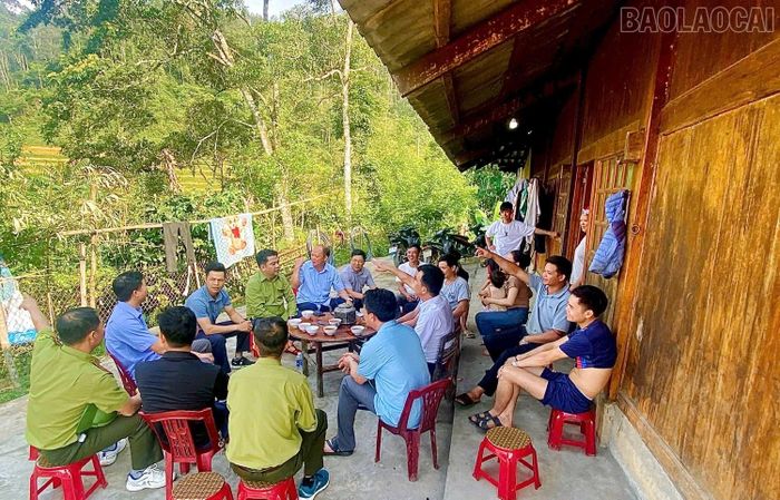 Lắng nghe Nhân dân nói.