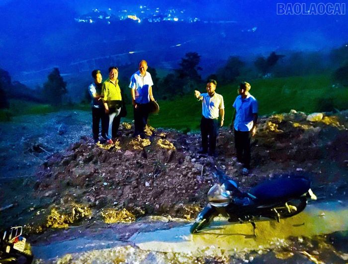 Lãnh đạo xã khảo sát khu vực có nguy cơ sạt lở vào mùa mưa lũ.