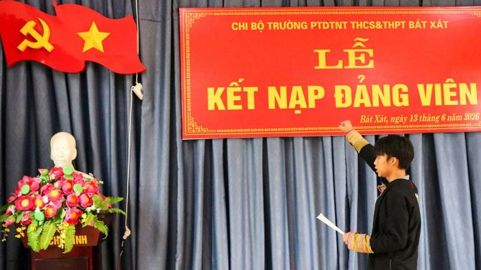 Đảng viên mới tuyên thệ.