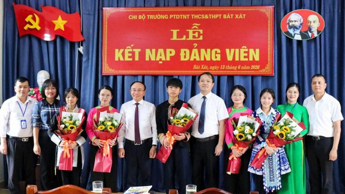 Thường trực Đảng ủy xã Bát Xát tặng hoa chúc mừng các đảng viên mới.