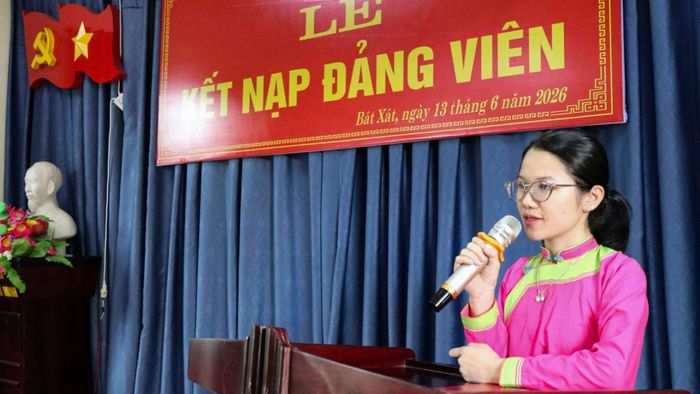 Đại diện đảng viên mới phát biểu cảm tưởng tại buổi lễ.