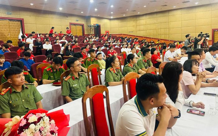 Đông đảo cán bộ, chiến sĩ, người dân tham dự chương trình.
