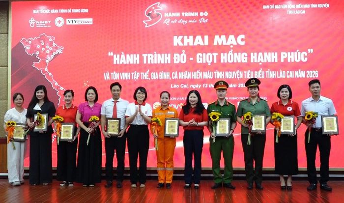 Phó Chủ tịch UBND tỉnh Vũ Thị Hiền Hạnh trao hoa và biểu trưng tôn vinh cho các cá nhân, tập thể hiến máu tiêu biểu trong phong trào hiến máu tình nguyện tỉnh Lào Cai.