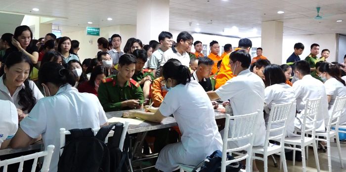 Các tình nguyện viên tham gia hiến máu tình nguyện.