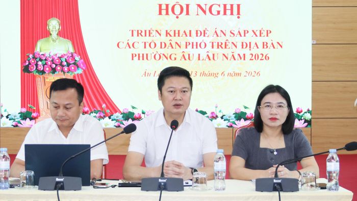 Các đồng chí chủ trì hội nghị.