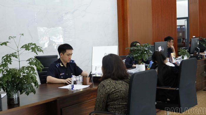 Lực lượng hải quan bố trí cán bộ làm việc sớm hơn để giải quyết thủ tục thông quan mặt hàng quả vải tươi.