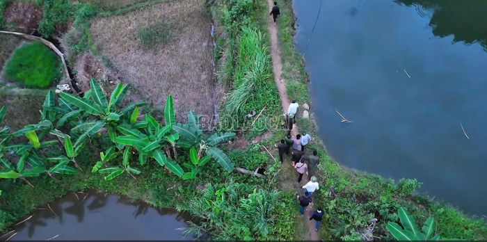 Lực lượng chức năng dẫn giải nghi phạm về trụ sở công an.