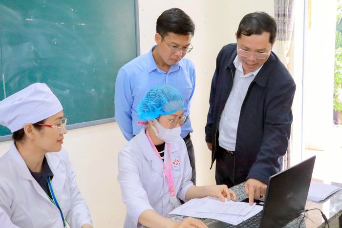 Lãnh đạo tỉnh Lâm Đồng và Sở Y tế kiểm tra việc ứng dụng công nghệ thông tin trong công tác khám sức khỏe toàn dân tại cơ sở