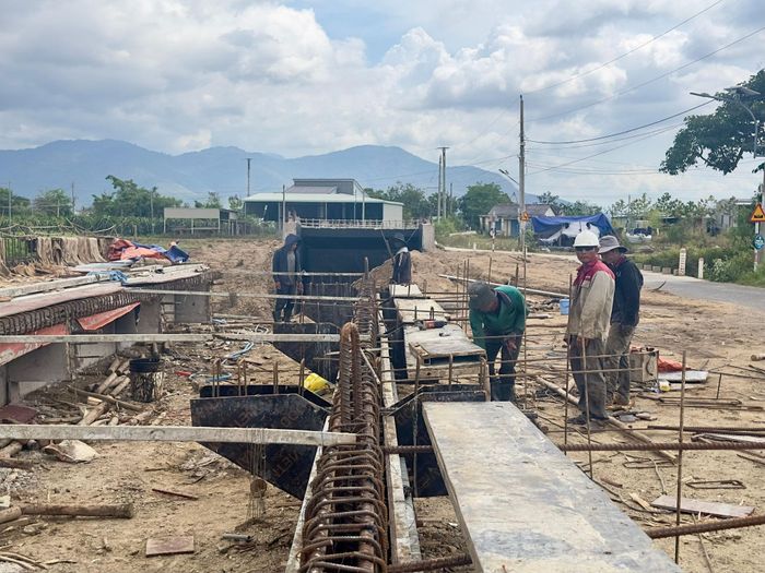 Đơn vị thi công đang nỗ lực triển khai công trình khắc phục, cải tạo cầu sắt bắc qua suối Thị, kịp hoàn thành trước cao điểm mùa mưa 2026