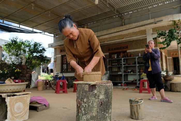 Bà Ma Ly tâm huyết với nghề gốm truyền thống của người Churu