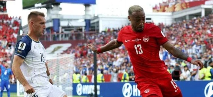 Derek Cornelius đóng vai trò chỉ huy hàng thủ giúp Canada hạn chế tối đa các pha phản công.