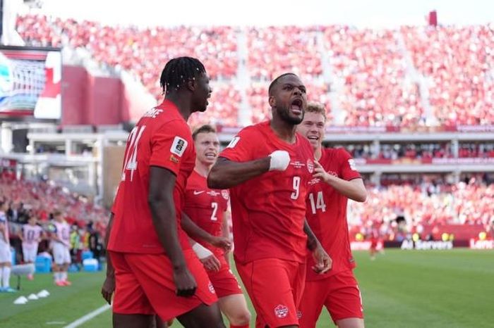 Cyle Larin sắm vai người hùng khi ghi bàn thắng quan trọng giúp Canada gỡ hòa.