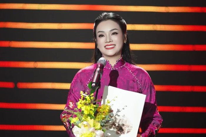 Bên cạnh các hoạt động nghệ thuật, cô còn tham gia giảng dạy.