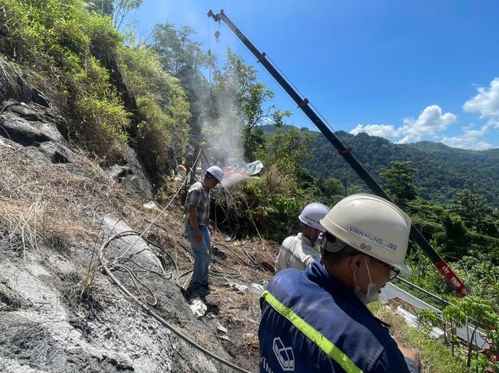 Ban Quản lý bảo trì đường bộ Lâm Đồng thực hiện khoan, lắp rào chắn nhằm ngăn chặn đất đá lăn trên đèo Bảo Lộc