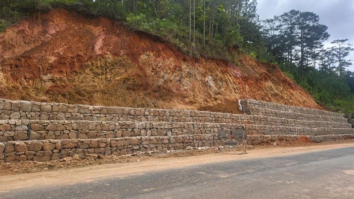 Việc xử lý một điểm sạt lở được các đơn vị thực hiện không chỉ đơn thuần là dọn dẹp đất đá mà còn đòi hỏi các giải pháp kỹ thuật quy mô lớn như gia cố taluy 