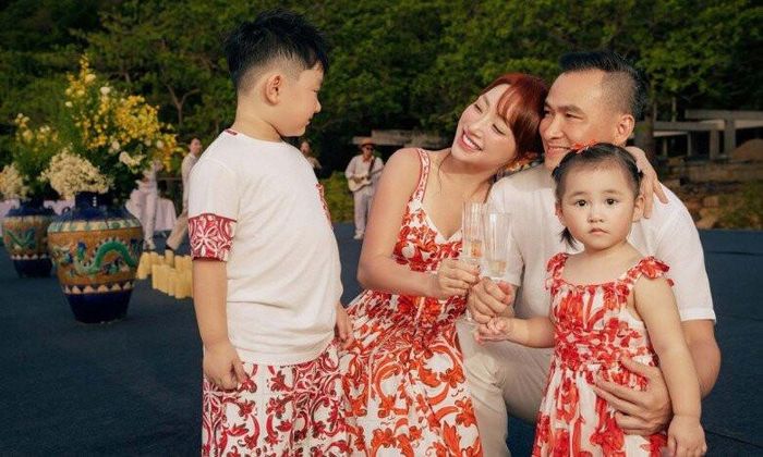 Gia đình hạnh phúc của Chi Bảo và Lý Thùy Chang.