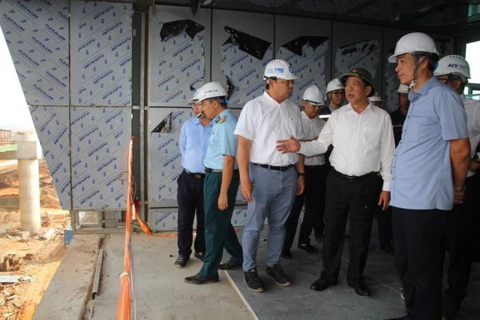 Bộ trưởng Trần Hồng Minh kiểm tra khu vực cầu cạn. (Ảnh: Phước Tuấn).