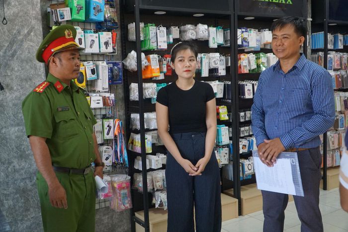 Công an, Phòng Kinh tế xã Lương Sơn tuyên truyền, vận động hộ kinh doanh chấp hành quy định về hành lang an toàn giao thông đường bộ