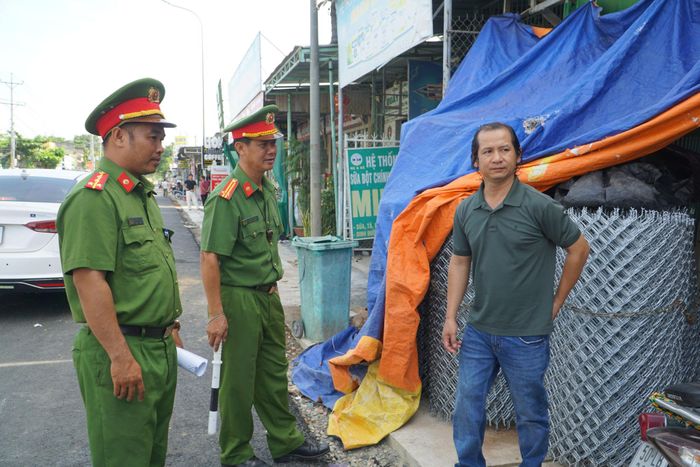 Công an xã Lương Sơn tuyên truyền, vận đồng hộ kinh doanh chấp hành quy định về hành lang an toàn giao thông đường bộ