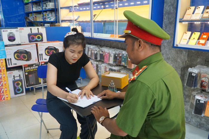 Hộ kinh doanh ở Lương Sơn ký cam kết chấp hành quy định của pháp luật