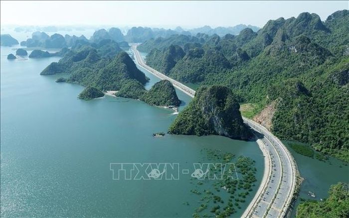 Tuyến đường trở thành biểu tượng mới cho chiến lược phát triển hạ tầng gắn với cảnh quan và du lịch của Quảng Ninh. Ảnh: TTXVN