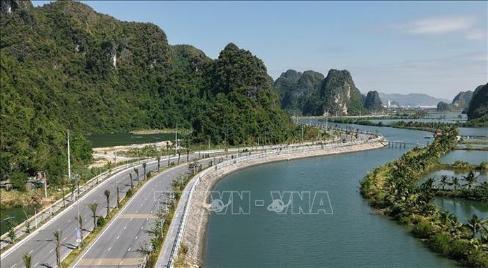 Một đoạn trên tuyến đường ven biển đẹp nhất Việt Nam. Ảnh: TTXVN
