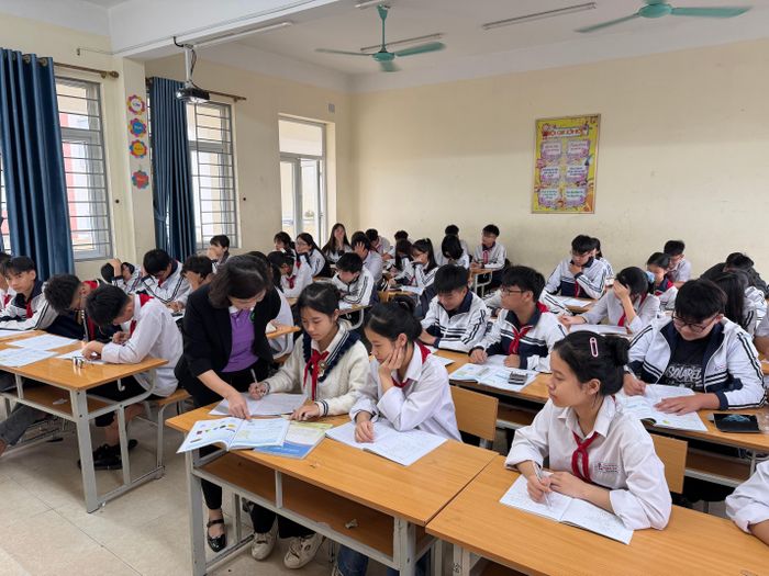 3 chị em trong giờ học trên lớp tại Trường THCS Ninh Giang (phường Tây Hoa Lư).