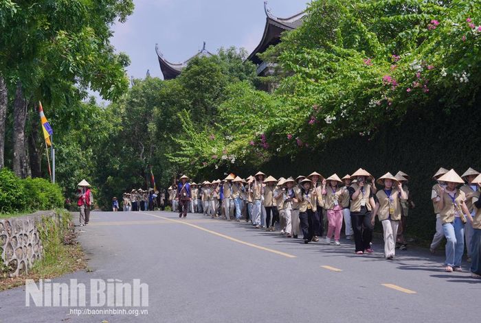 Đội ngũ huynh trưởng, tình nguyện viên đồng hành cùng các khóa sinh trong suốt khóa trải nghiệm mùa hè tại chùa Tam Chúc.